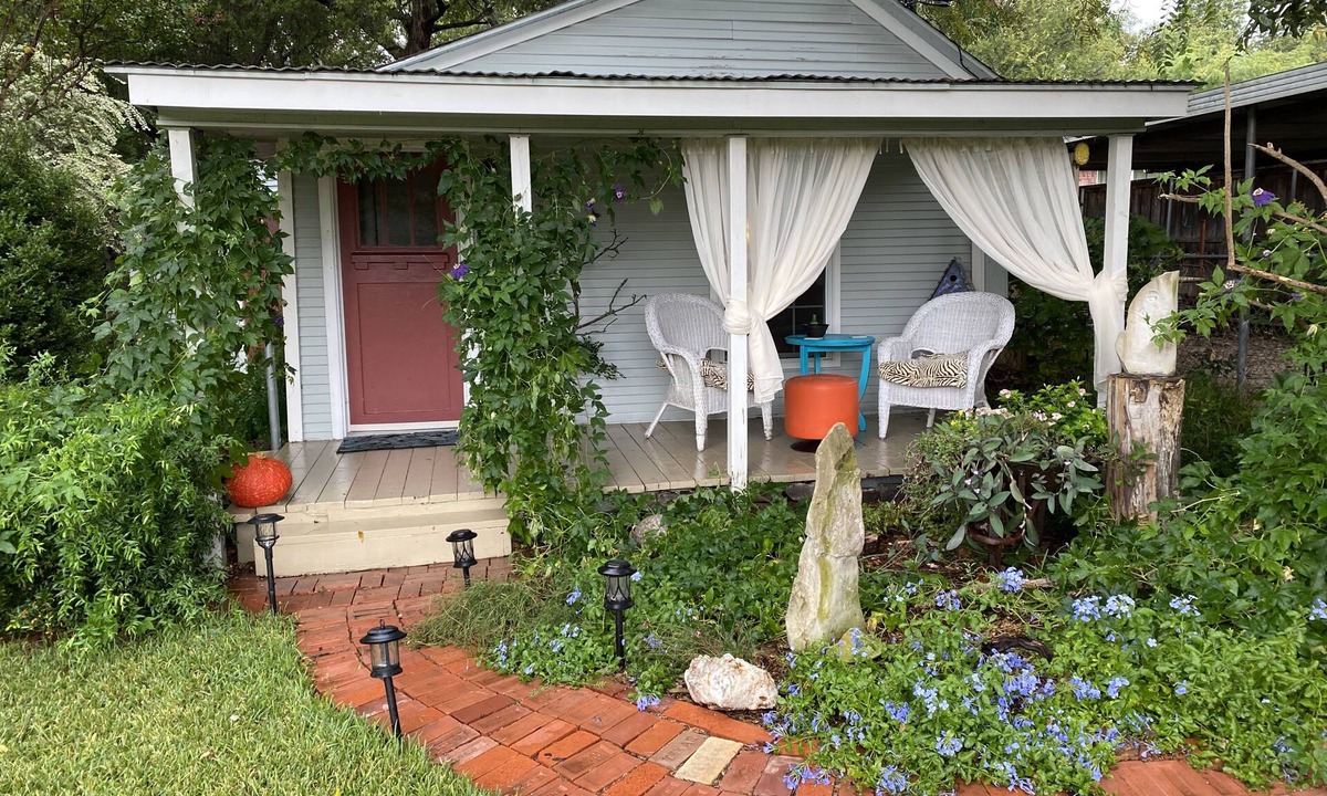 Oak Cliff Cottage | Boutique Cottage Near Bishop Arts