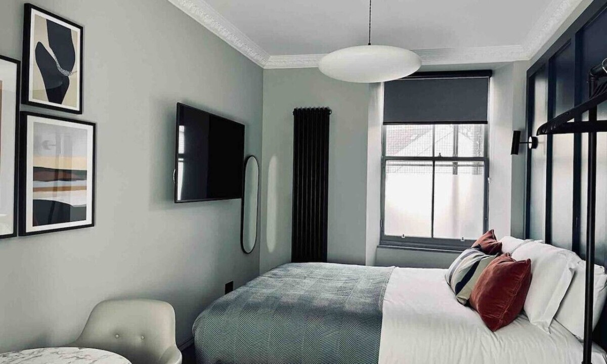 Galashiels Apartment | Boutique king bed studio, en-suite & kitchenette