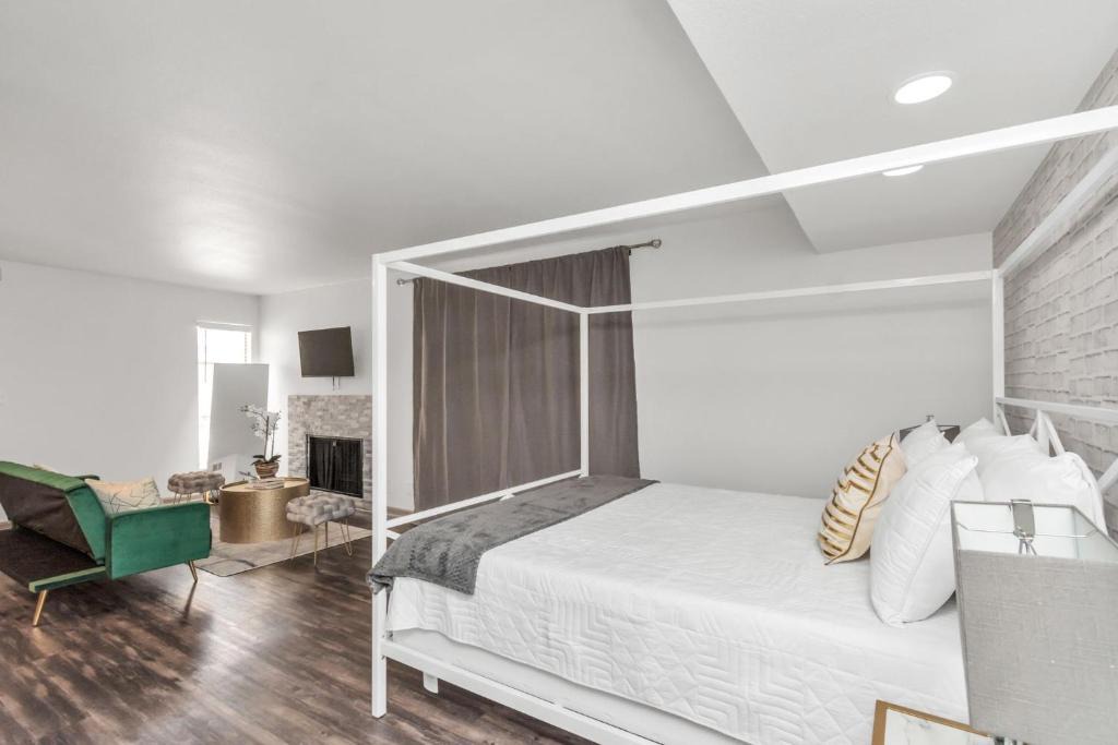 Astrodome Apartment | Boutique Oasis Smart Hub with Free Parking, Pool, Gym