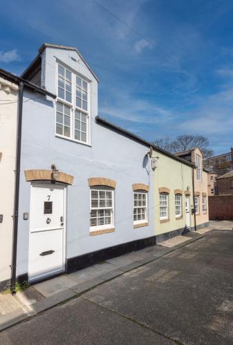 Tynemouth House | Boutique Old Sea Stable - 1 minute from beach
