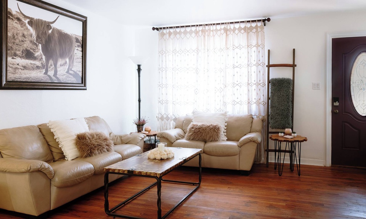 Rio Grande Blvd House | Boutique on Beryl: Pets+3King+Peacocks+Old Town