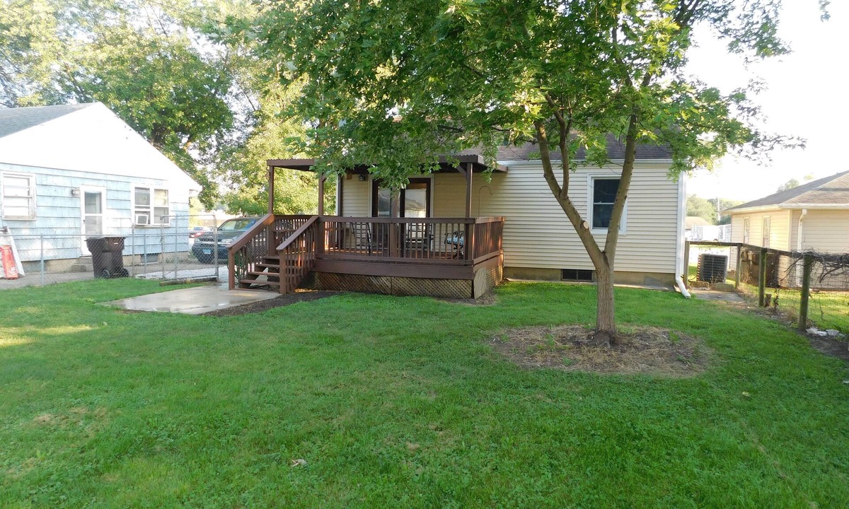 East Peoria House | Bow Wow Meow! Fenced Yard-5 min to Downtown Peoria