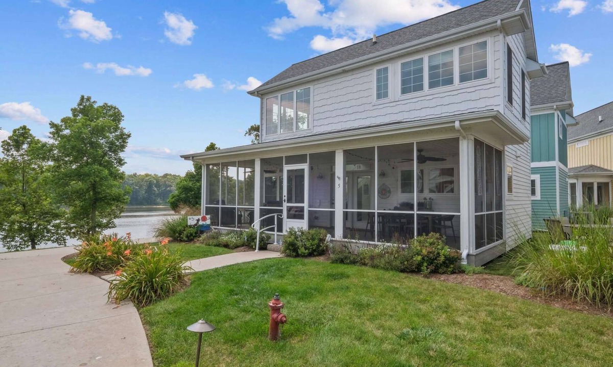 Ottawa House | Bow Wow on The River - Waterfront/Dog Friendly Cottage
