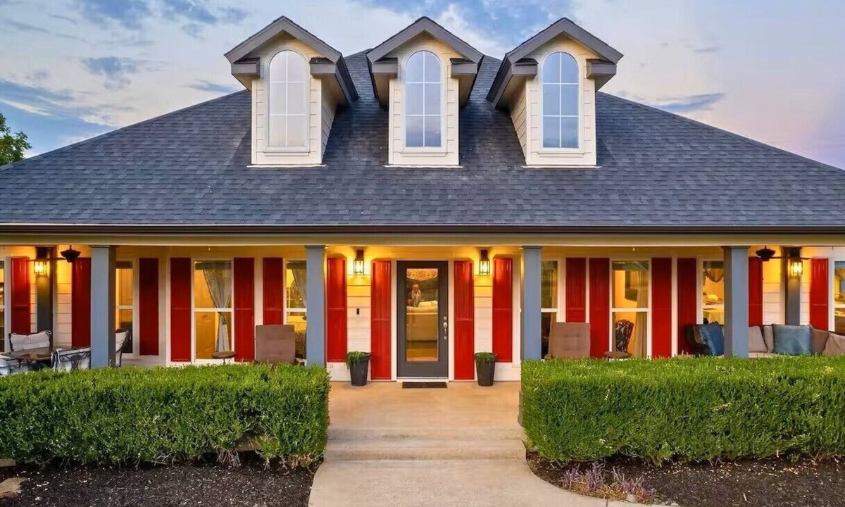 Van Alstyne House | Bowen Ranch Retreat with Two Homes & Event Venue