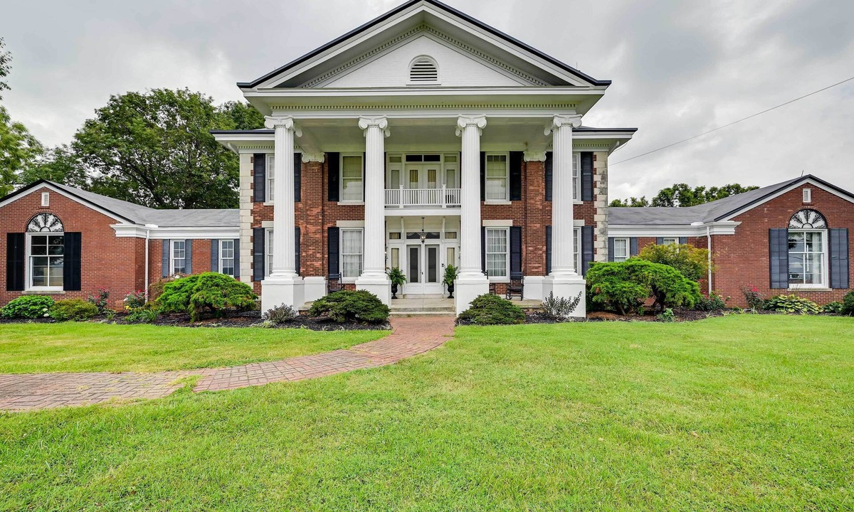 Oakland House | Bowling Green House w/Shared Pool!