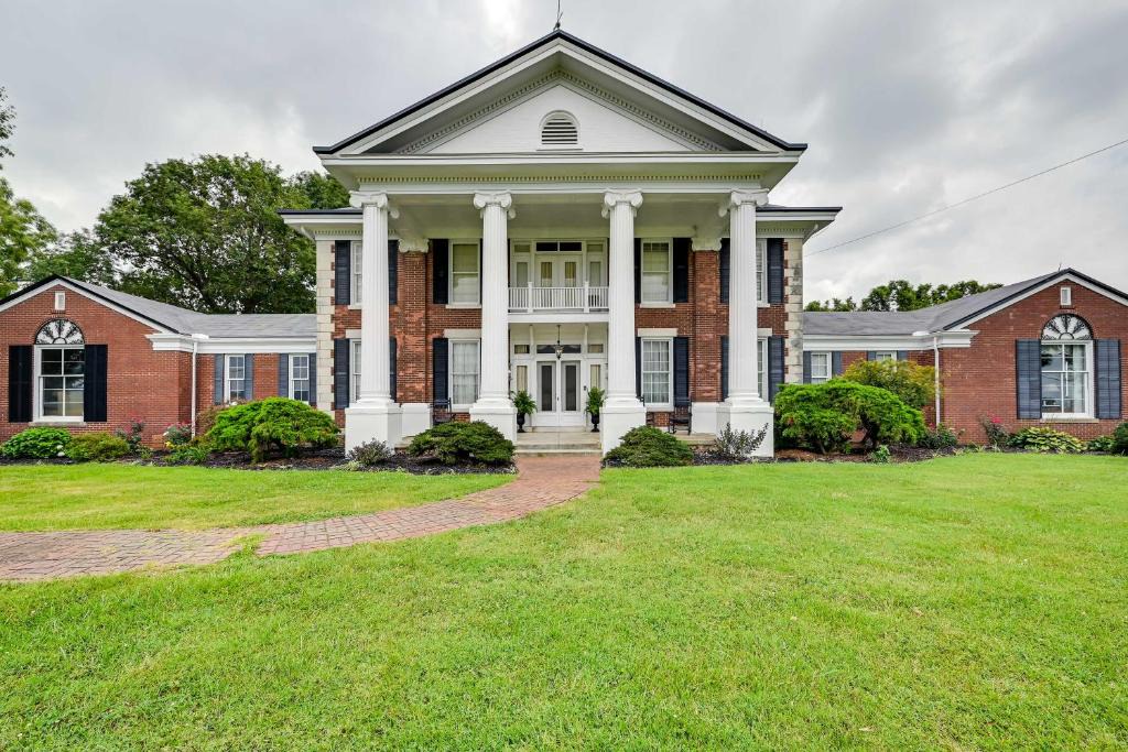Oakland House | Bowling Green House w/Shared Pool!