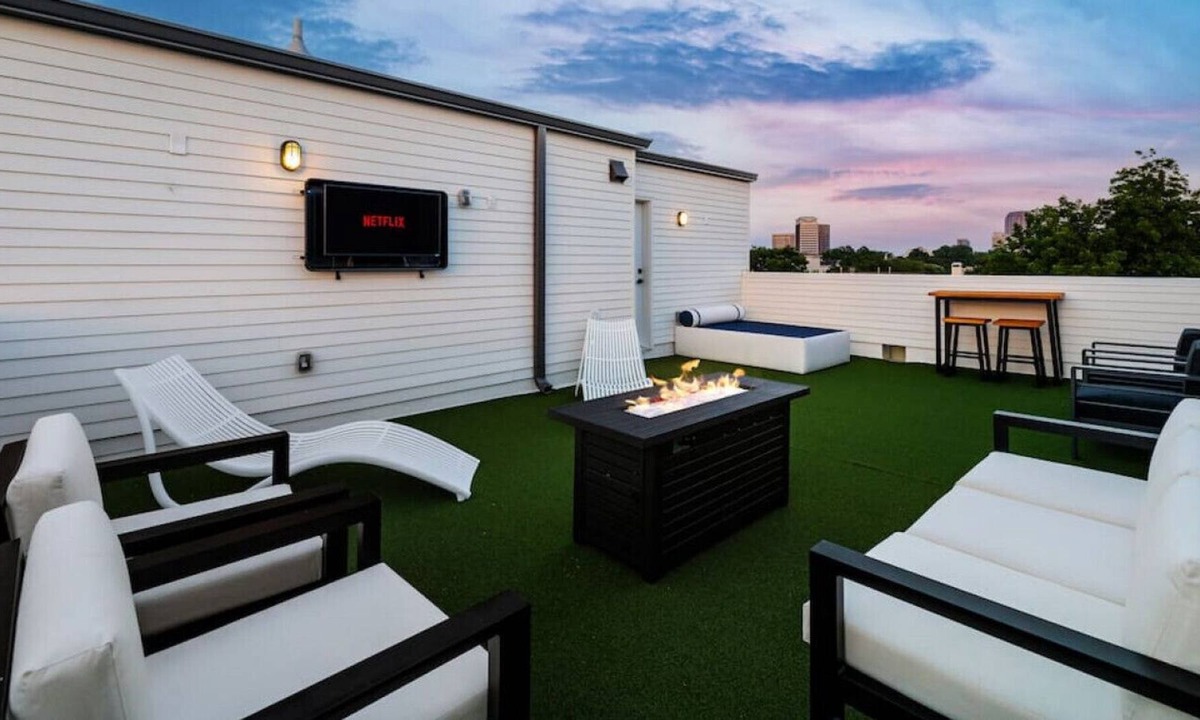 Oak Lawn House | Bowser 103 · Upscale Designer Retreat ★ Rooftop Terrace ★ Views
