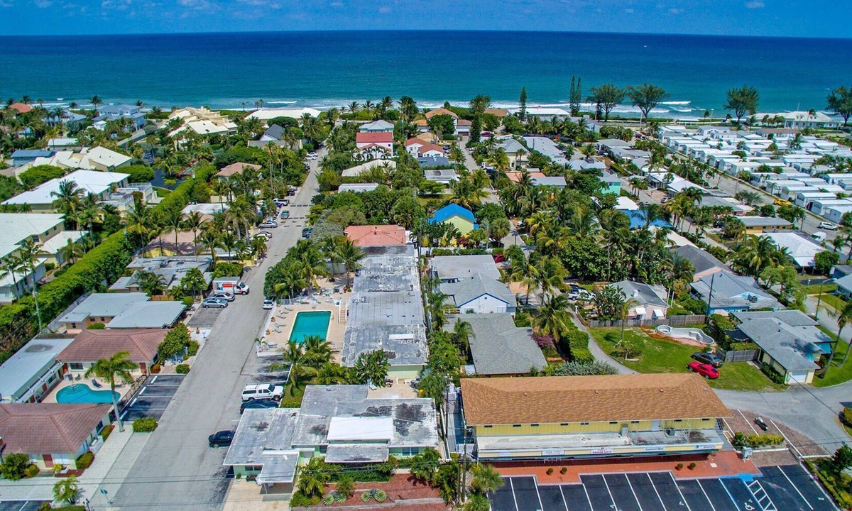 Ocean Ridge Apartment | Boynton Beach, Sea view beach studio 9 w large pool