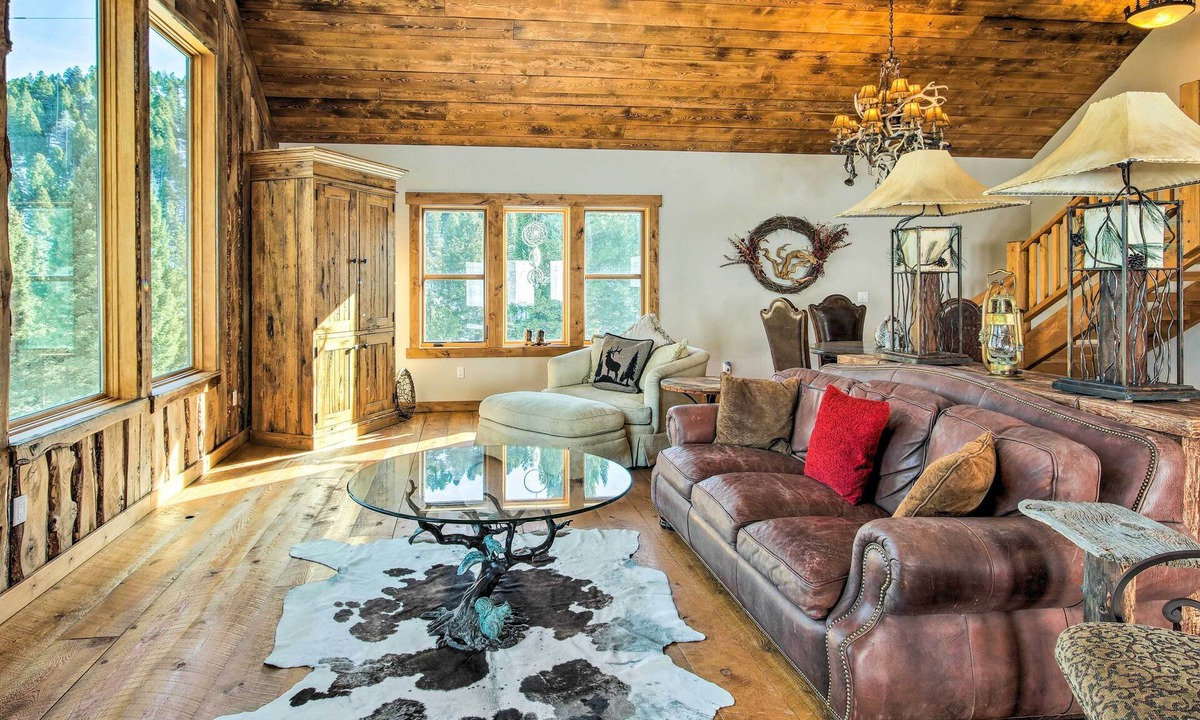 Bozeman Cabin | Bozeman Cabin: Deck w/Jacuzzi & Gas Grill!