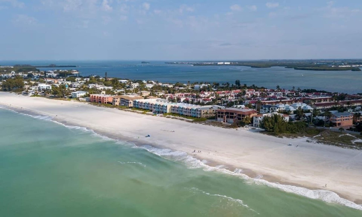 Bradenton Beach House | Bradenton Beachfront Getaway ~ Heated Pool~ HotTub