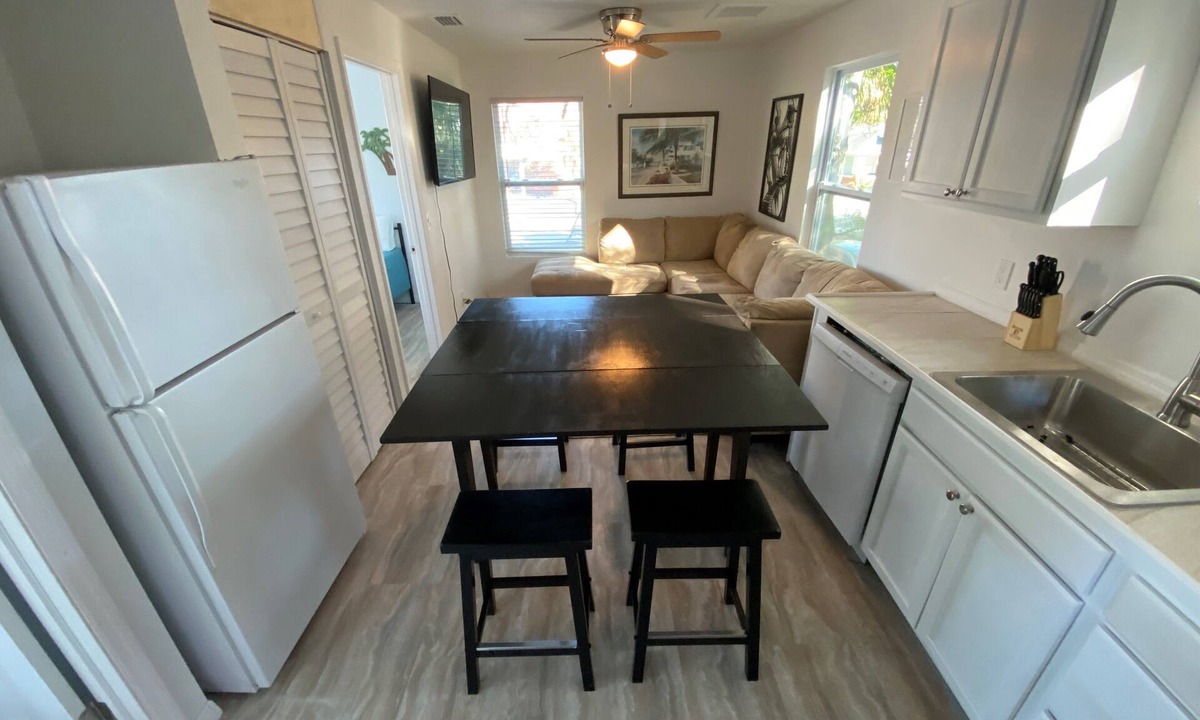 Bradenton Apartment | Bradenton duplex near downtown Pier, Harbor, Riverwalk & beaches. Pet friendly!