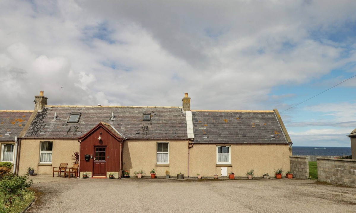 Buckie Cottage | BRAEHEAD CROFT, pet friendly, with a garden in Portessie