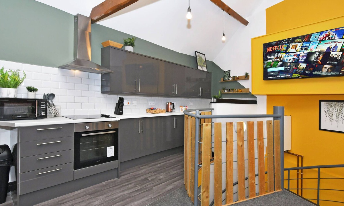 Newcastle-Under-Lyme House | Brampton Him House by YourStays