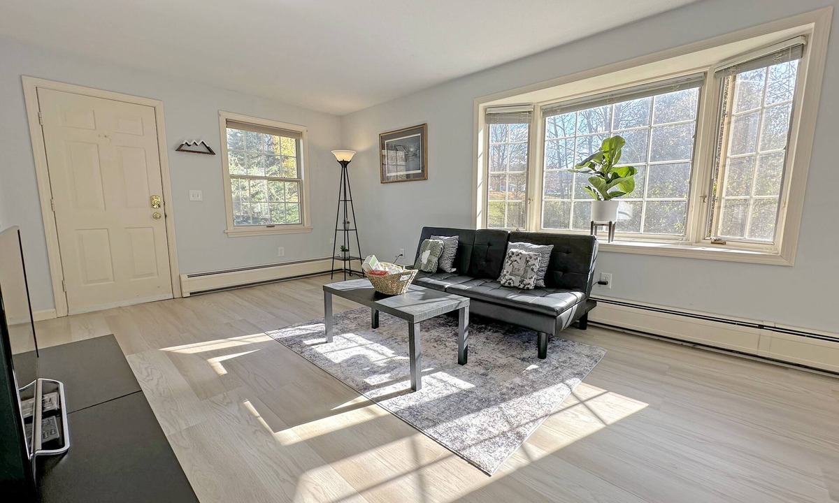 East Haven  Rutland County Apartment | BRAND NEW 20 min to Killington! Indoor garage, furnished, renovated, fast Wifi!