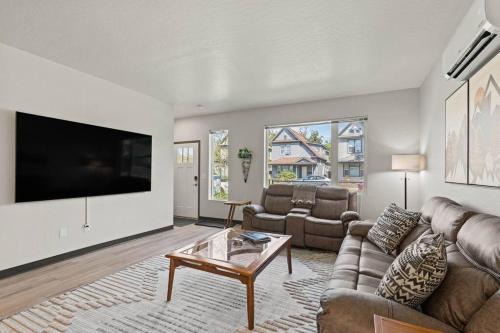 West Central Apartment | Brand New 3BD 2 5BTH Triplex Unit Near Downtown