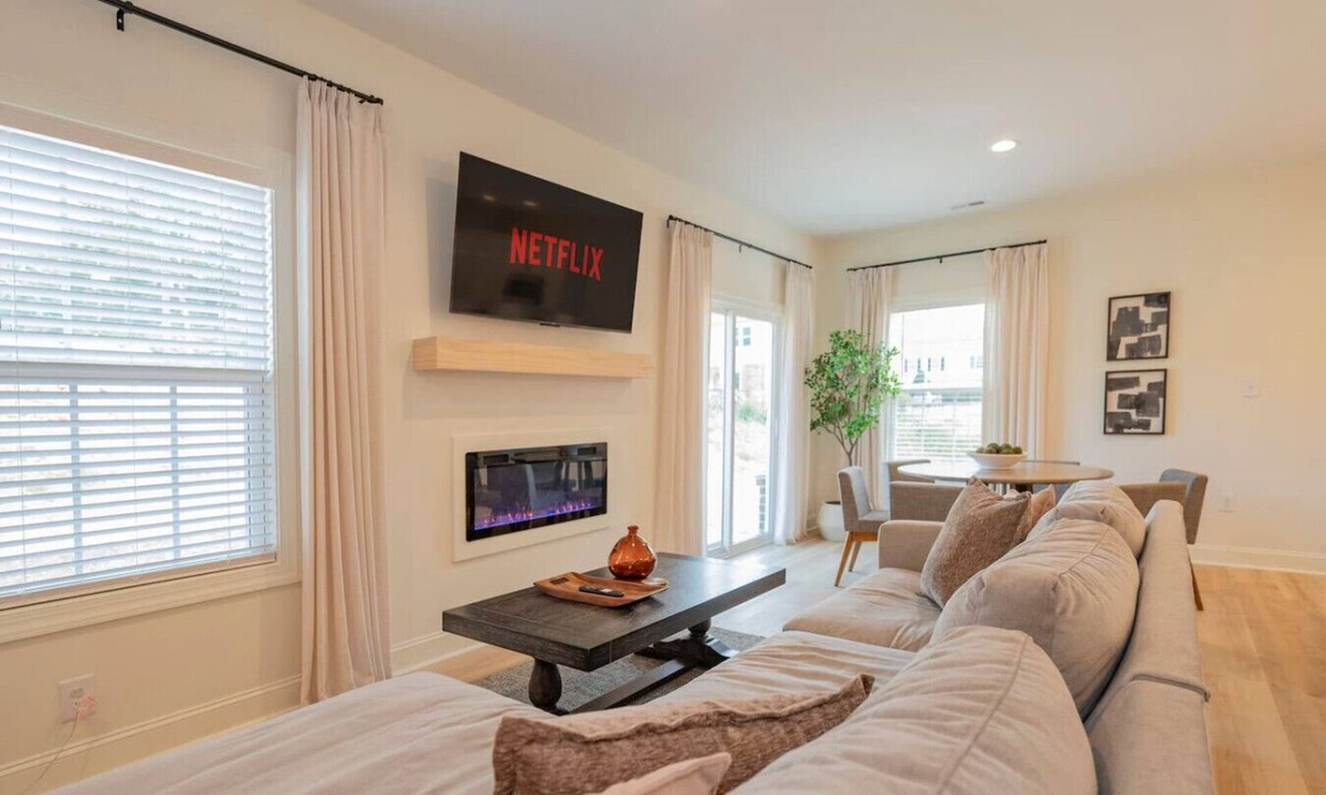 Lynchburg Villa | Brand-New 3BR Townhome | KING BED | Great Location