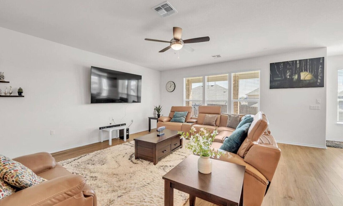 McNeil House | Brand-New 5BR Home | Game Room | Pool Table | 13 Min to Tesla