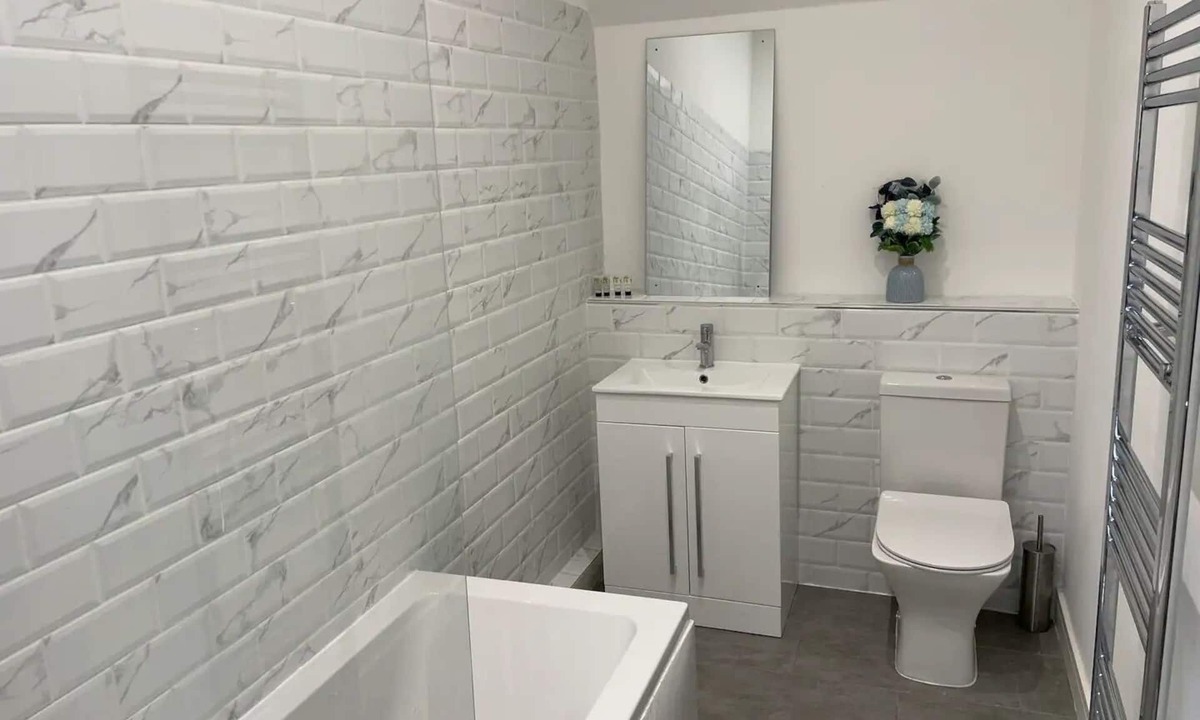 King's Bromley House | Brand New Barn conversion - With Hot Tub