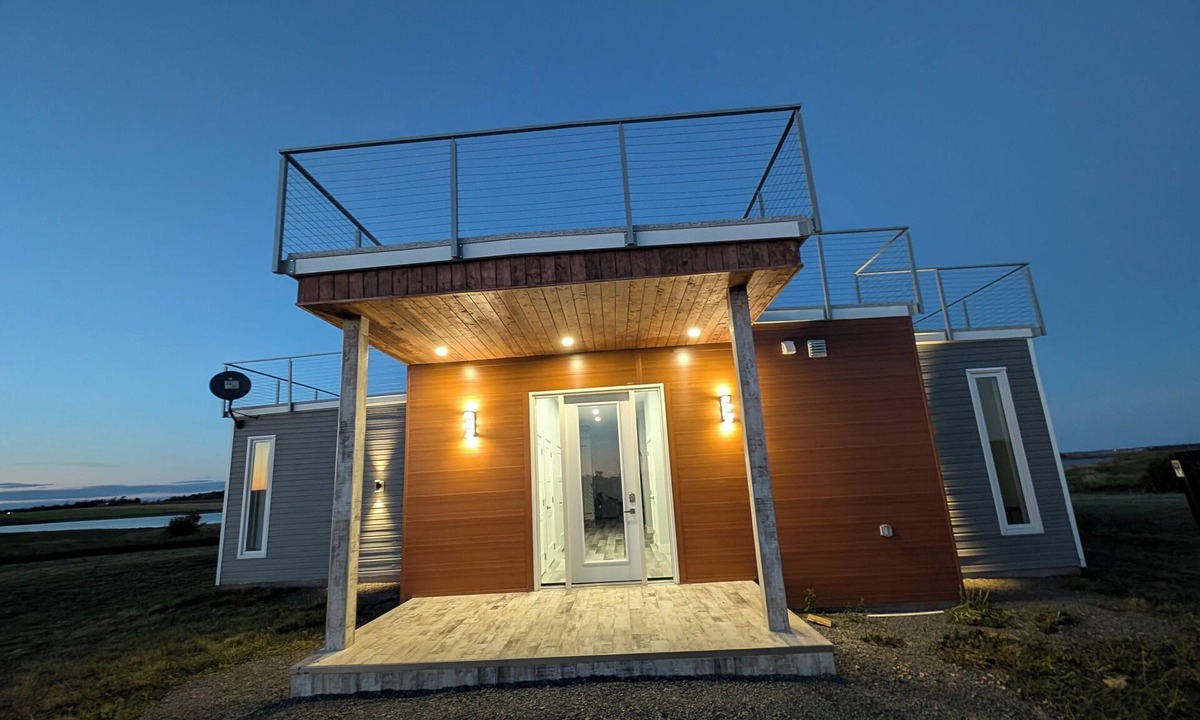 Port Philip Cottage | Brand New! Breathtaking 3 bedroom + den cottage on the ocean front!