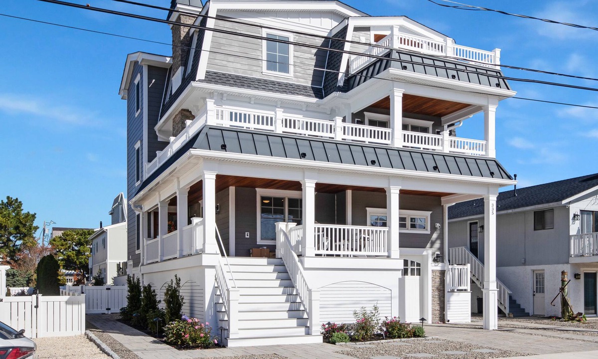 Avalon House | Brand new (built in 2022) family friendly luxury home with six ensuite bedrooms plus a powder room. Sleeps 14 people.