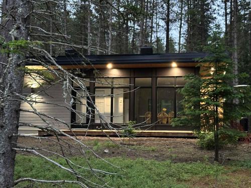 Saint-Alexis-des-Monts Ski Chalet | Brand New with SPA - Le Repaire du Lievre Blanc