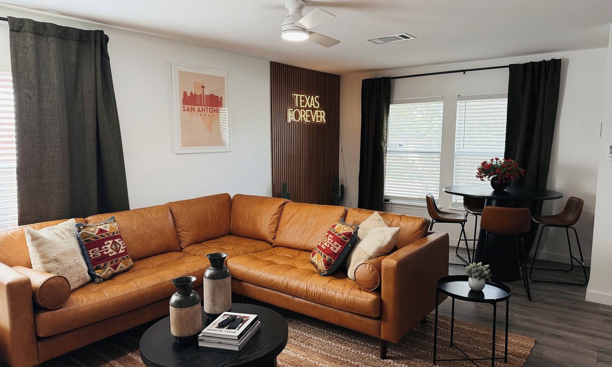 Lockhill Estates House | BRAND NEW CHILLED POOL, A+ LOCATION, BBQ, PICKLEBALL, GAME AT THIS SATX OASIS!