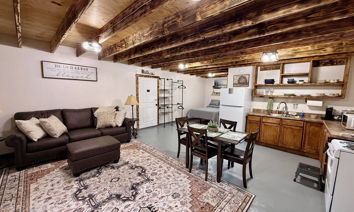 Oklahoma County Apartment | Brand New Cozy 1-bedroom Guesthouse on 5 acres 1 mile from Tinker Air Force Base