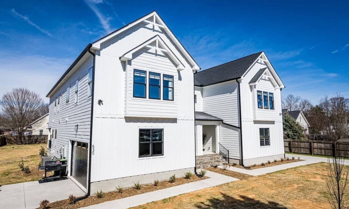 Apex House | Brand New-Downtown Apex-4BD/4BA-Gameroom-2 Kings!