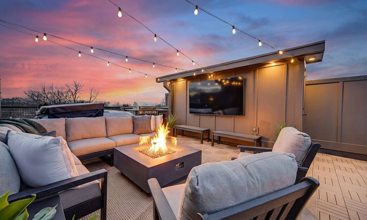 Hillsboro Village House | Brand-New Home ~ Rooftop w/Fire Pit | Hot Tub | TV | Grill |