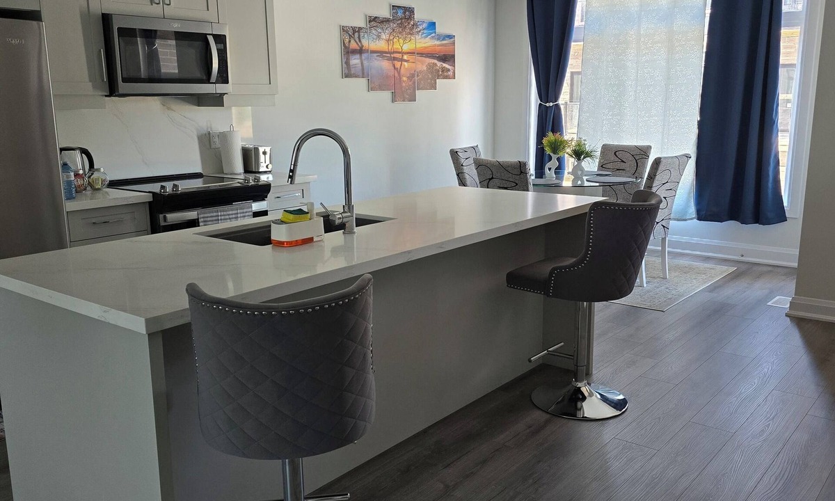 St. Catharines House | Brand New Modern Niagara Getaway