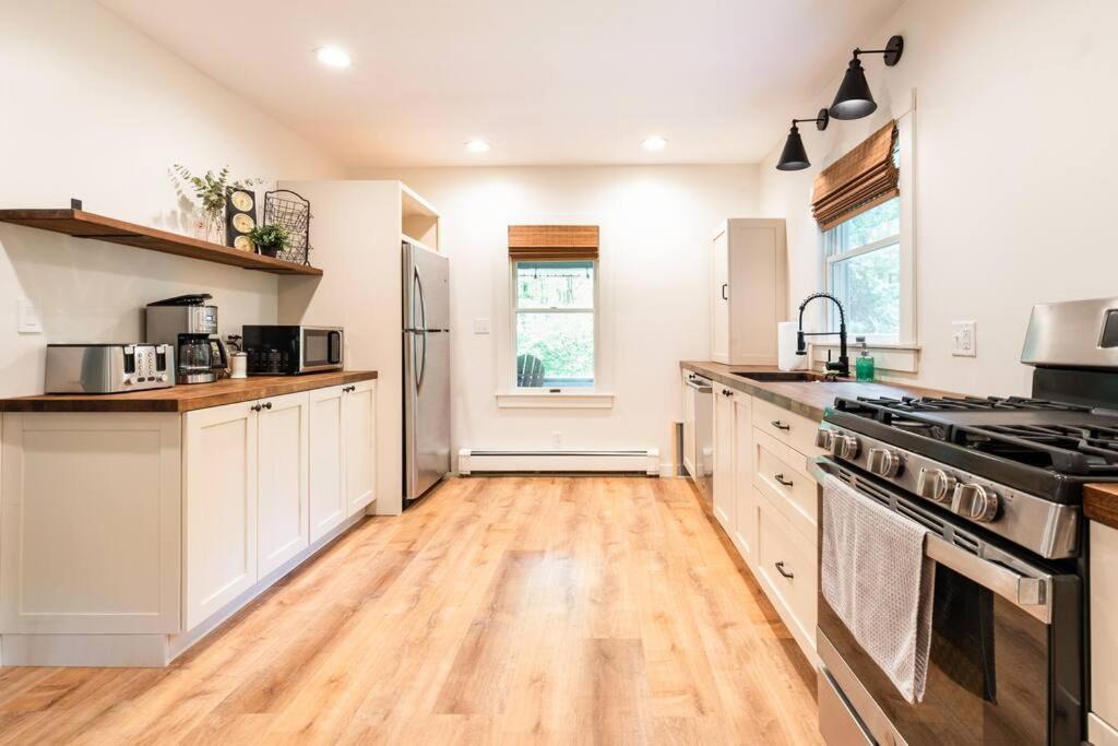 Allaben House | Brand new! Modern getaway with mountain views