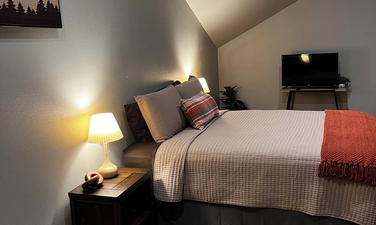 Tyler Cabin | BRAND NEW modern luxury cabin! Kreekside Tipi.