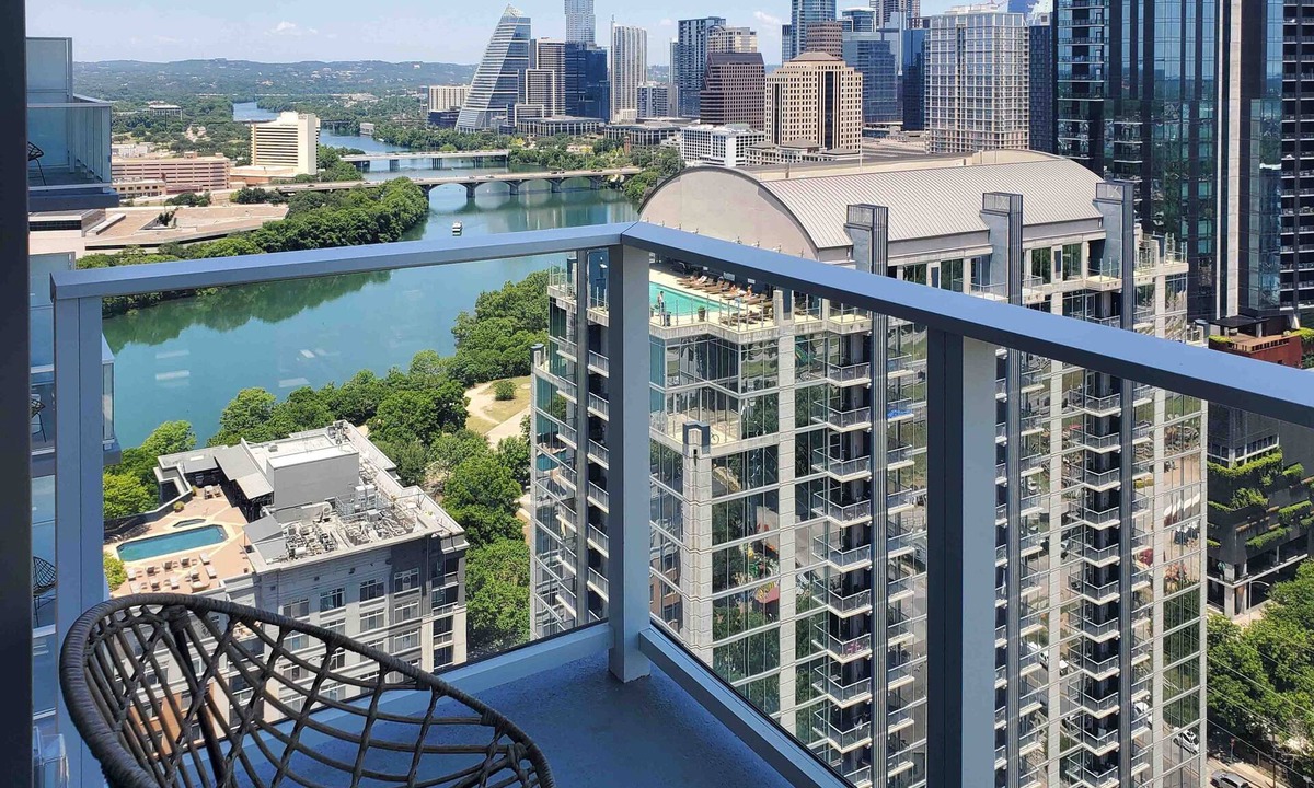 Rainey Street Historic District Condo | Brand-new Rainey St. corner condo with lake-view balcony - gym & rooftop pool