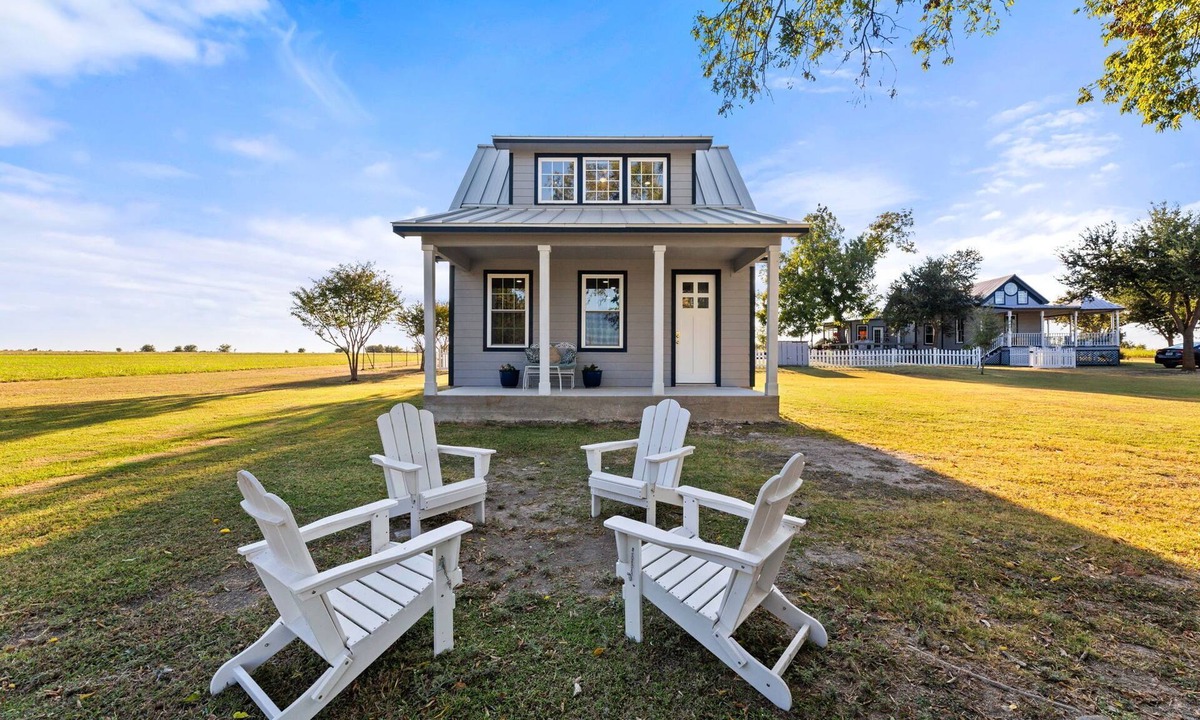 Taylor House | *Brand New* Romantic 1BR Chateau on 5 acres Near Samsung in Taylor
