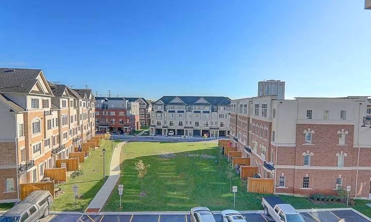 Durham Region House | Brand New Townhouse with 4 bedroom for long stay-in front of the plaza
