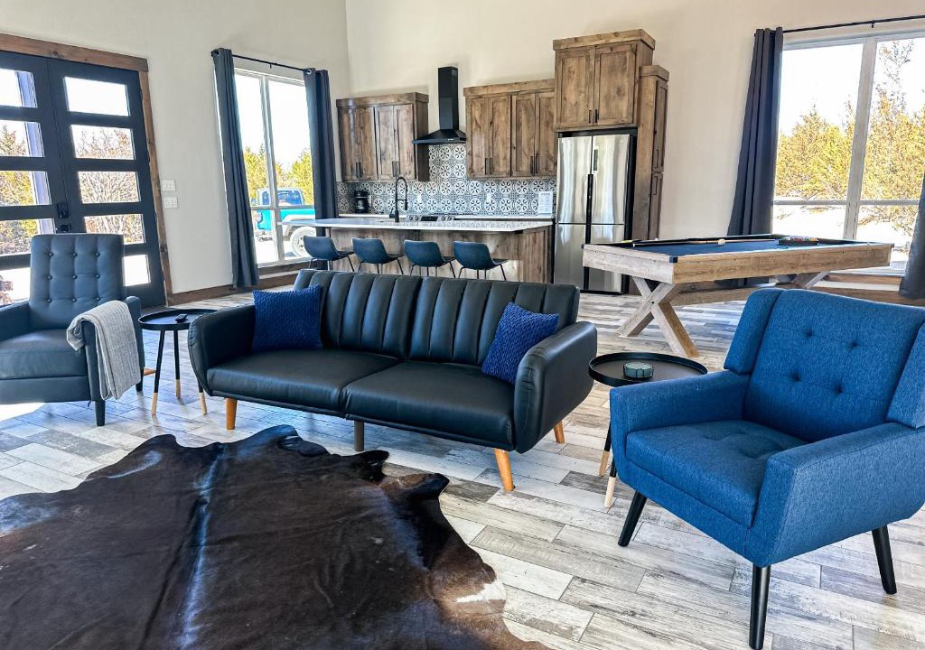 Purcell Villa | Brand New Yote Cabin, Pool Table, South of Norman