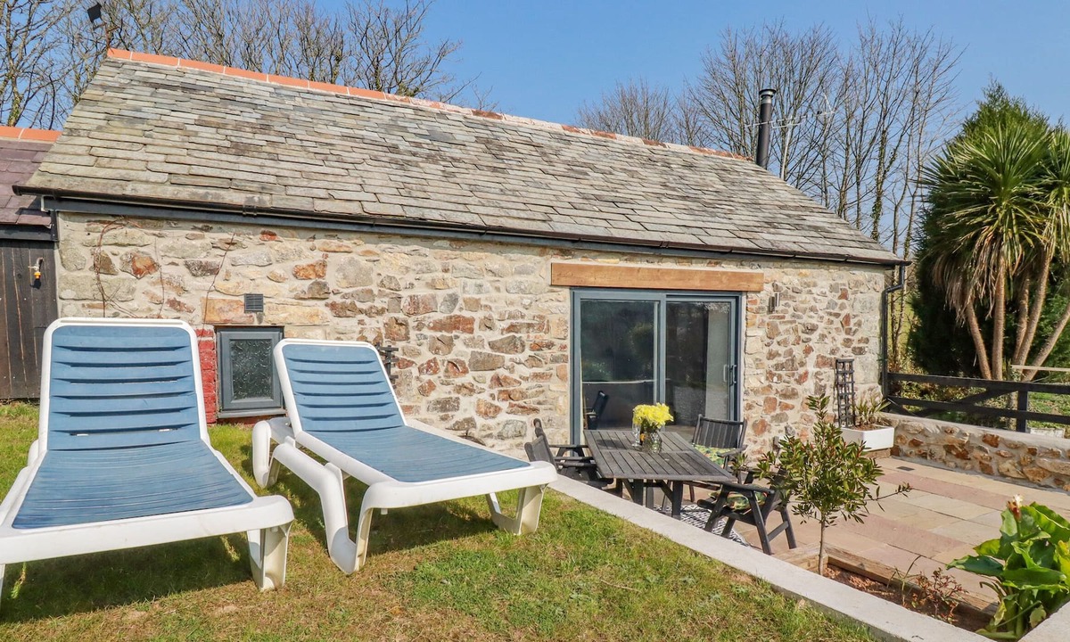 Grampound Cottage | BRANNEL COTTAGE, pet friendly, with open fire in St Stephen