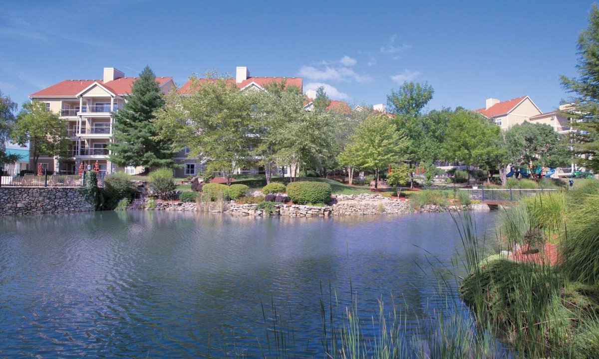 Table Rock Condo | Branson at the Meadows 1br Suite Sunday Check-In