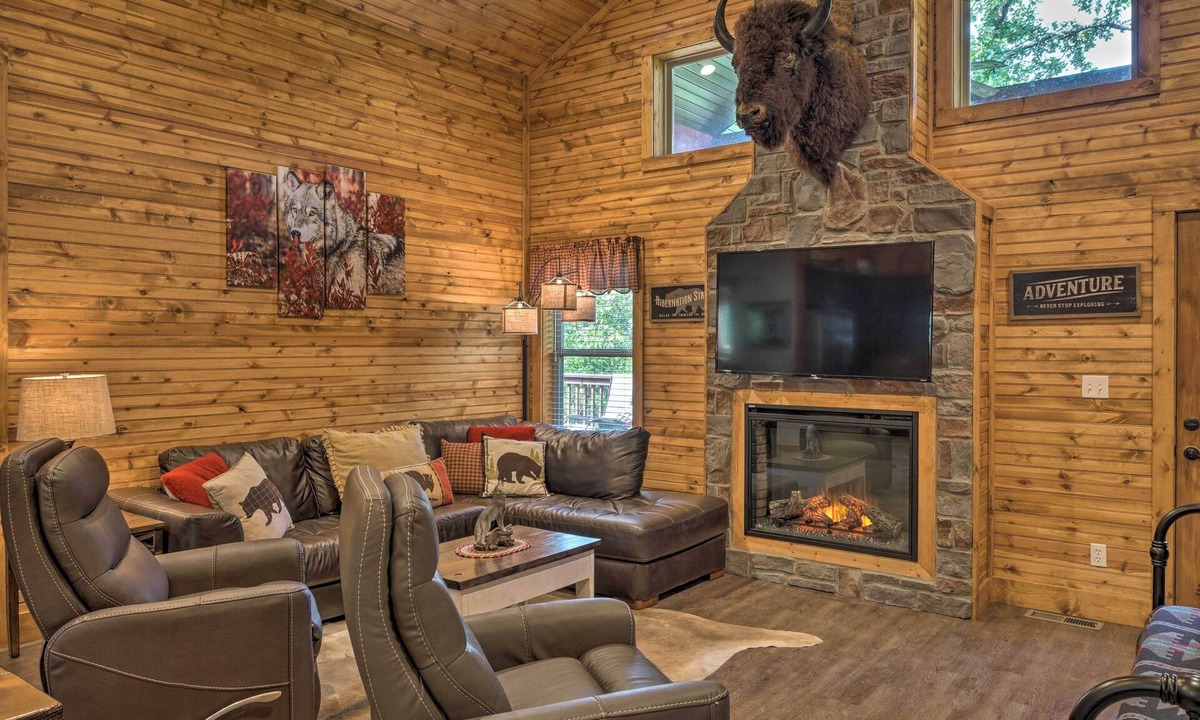 Reeds Spring Cottage | Branson West Cabin w/Pool Access & Golfing