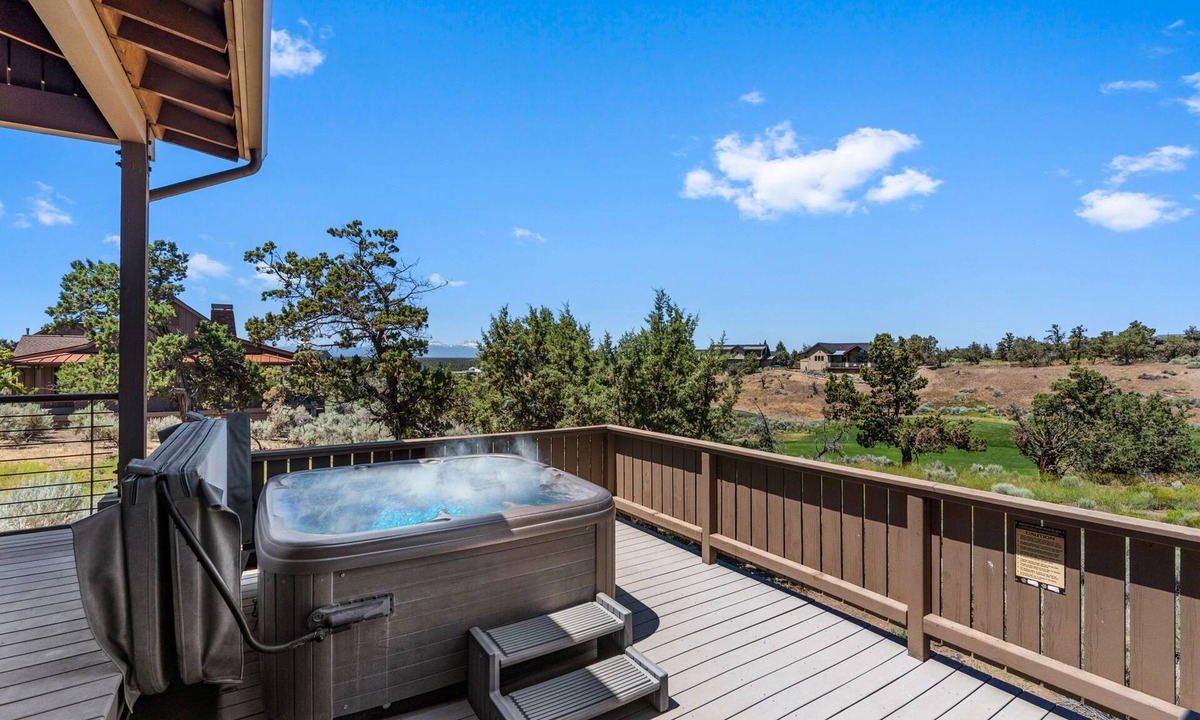 Powell Butte Cabin | Brasada Ranch Cabin 21| Mtn & Golf Views| Hot Tub