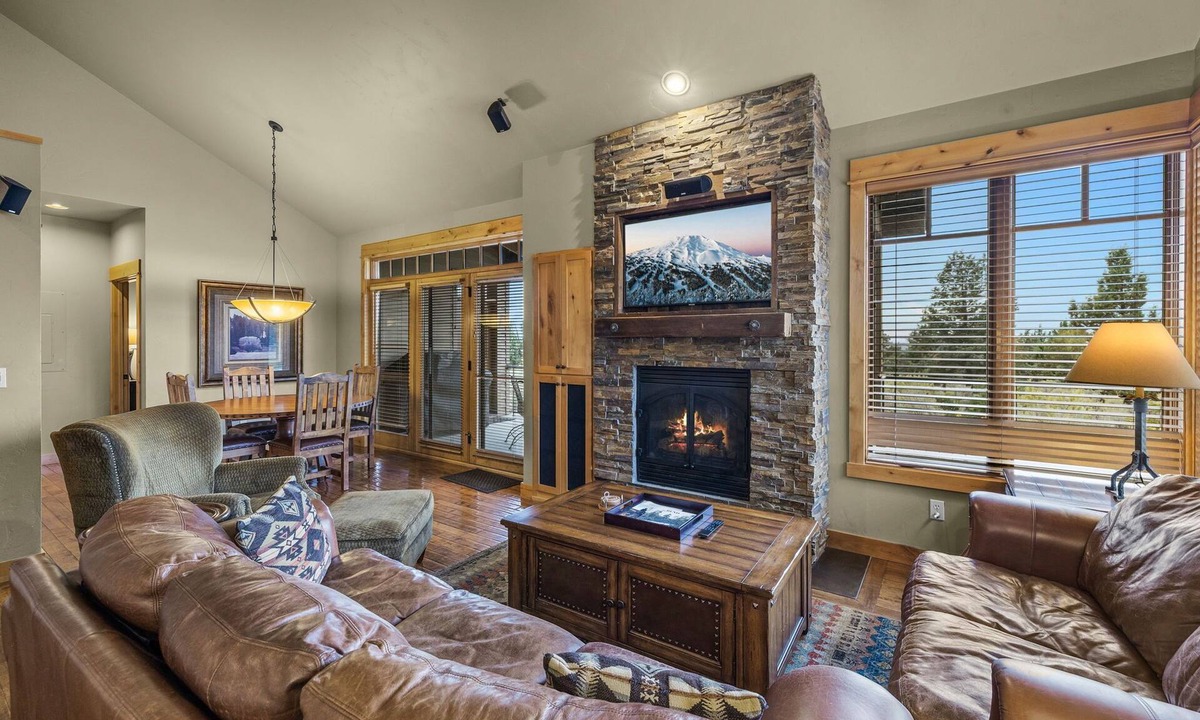 Powell Butte Cabin | Brasada Ranch Cabin 78| Mtn & Golf Views| Hot Tub