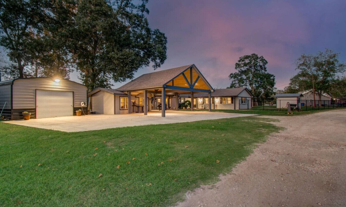 Wild Peach Village House | Brazoria Riverside Family Paradise!