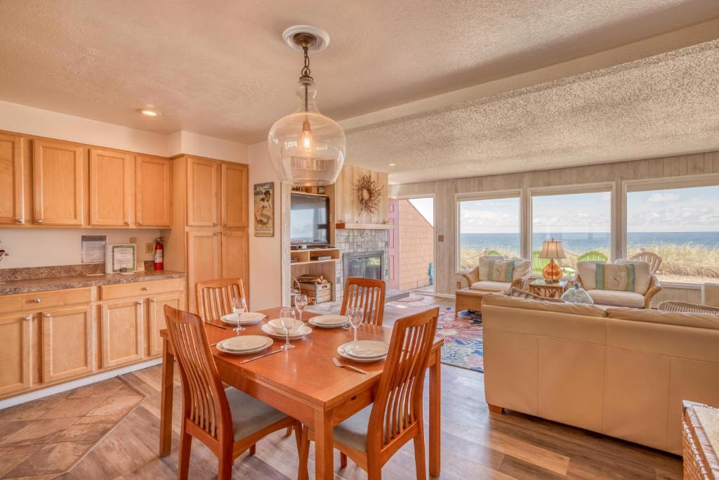 Neskowin House | Breakers Beach House 3 - Meredith Lodging