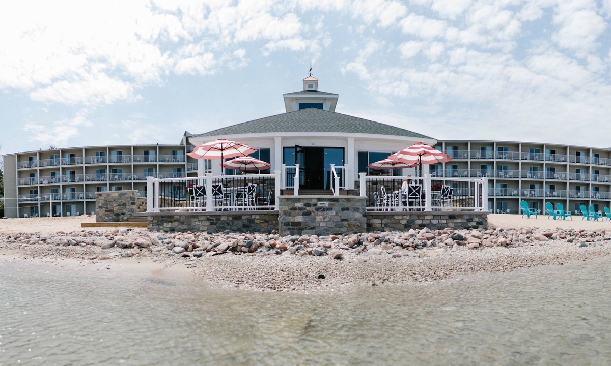 St Ignace Hotel | Breakers Resort & Beach Bar