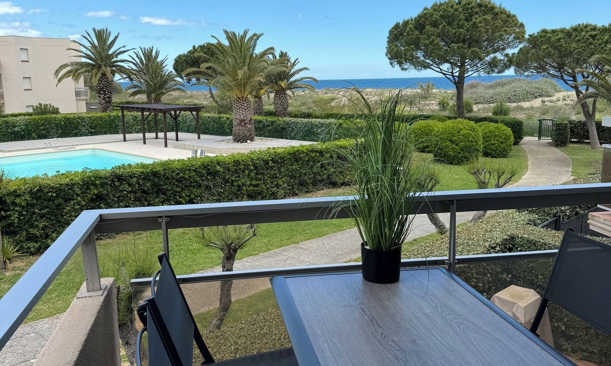 Saint-Cyprien Plage Apartment | Breakfast with sea view - Bright apartment, direct beach.