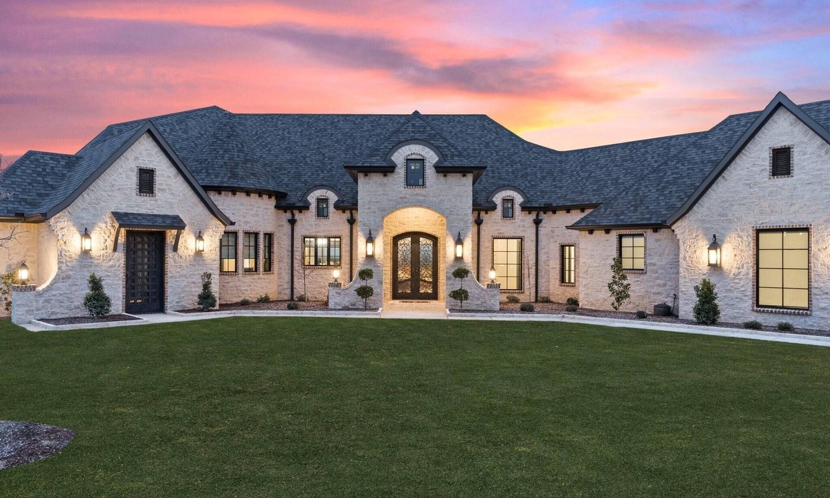 Dennis House | Breathtaking 4 bedroom home within the golf-course community of Canyon West.