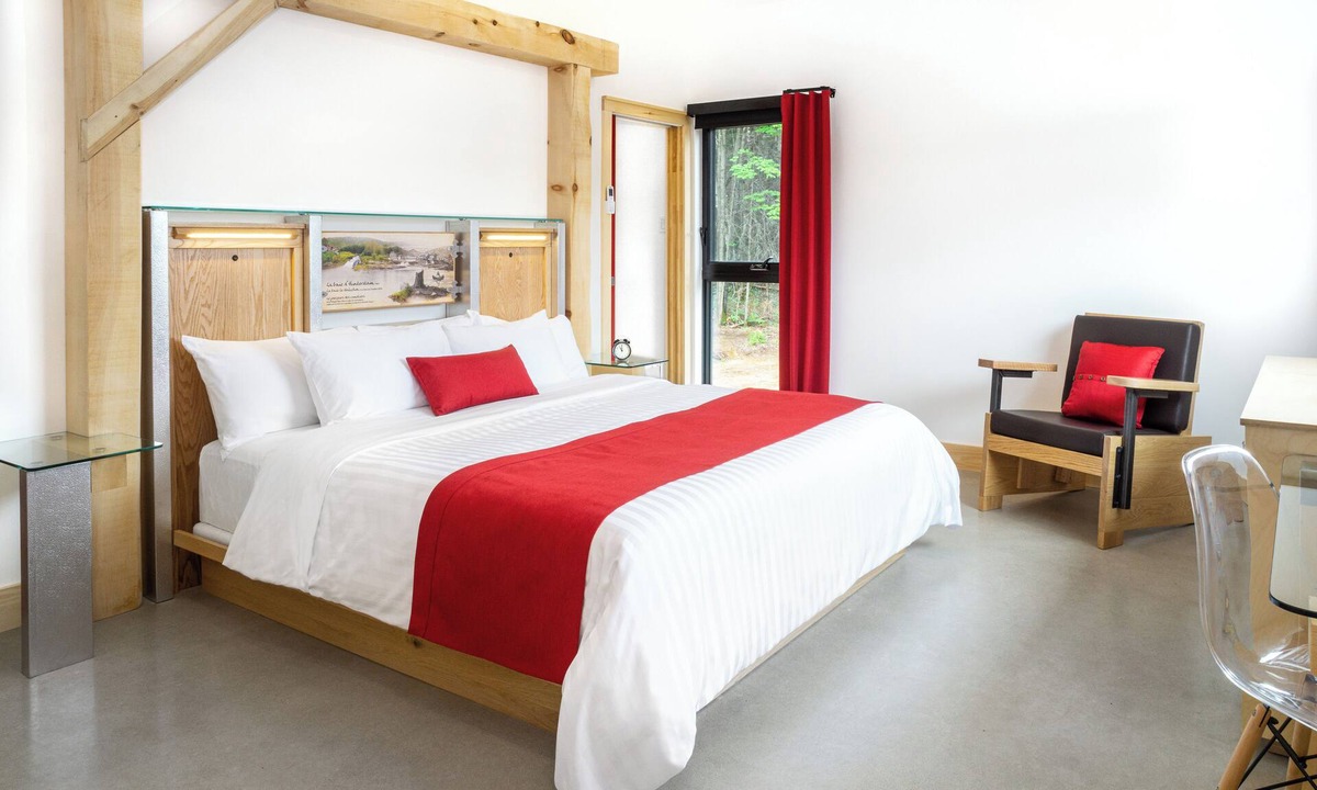 Mauricie House | Breathtaking Escape w/Fireplace, BBQ, Wellness & Soothing Du Loup river View