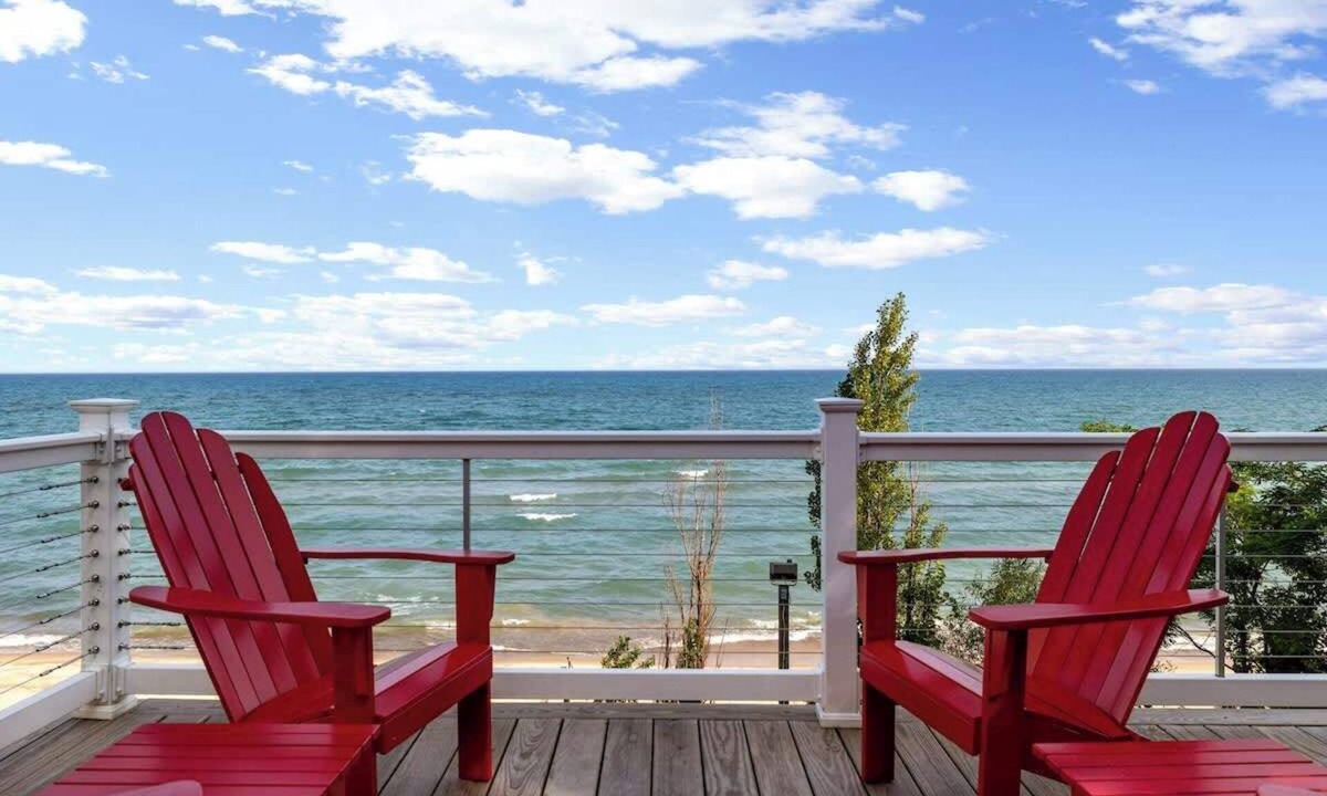 New Buffalo House | Breathtaking Home on Lake MI w Priv Beach & VIEWS
