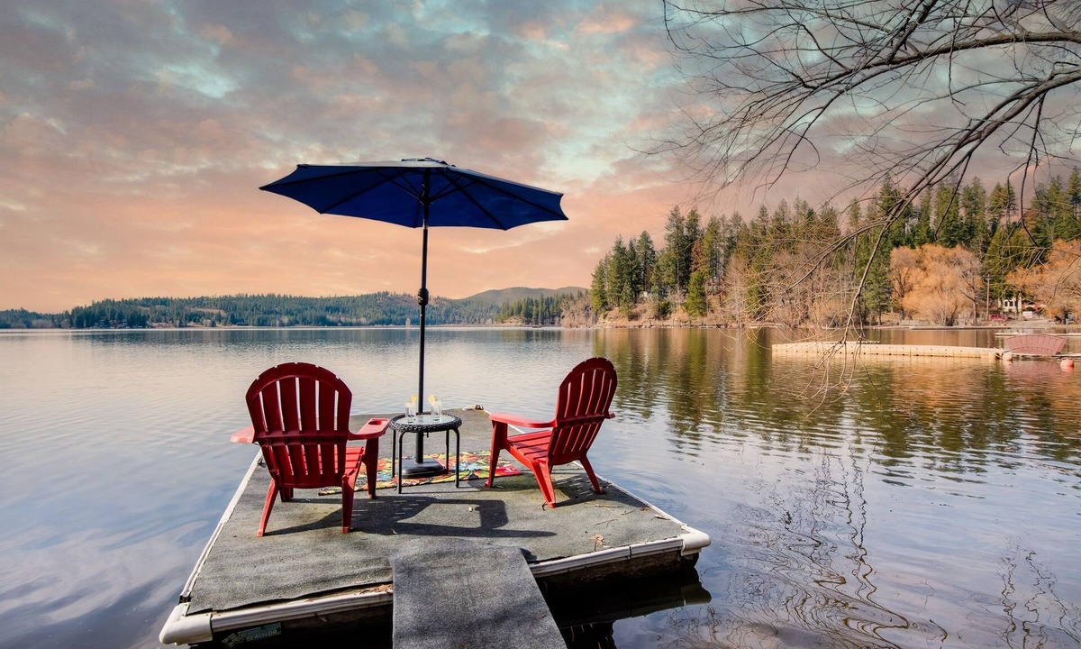 Hauser House | Breathtaking Lake Views | Private Dock, Fire Pit & Chef’s Kitchen