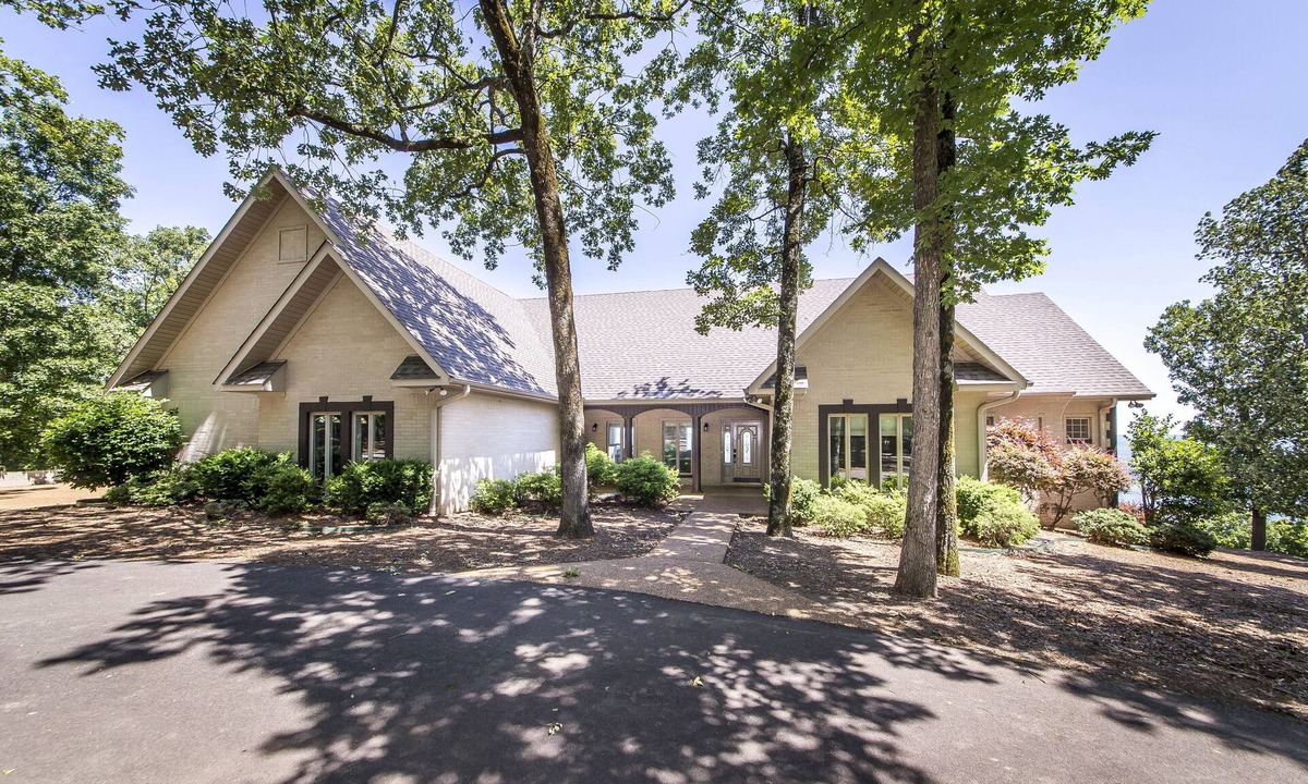 Quitman House | Breathtaking Lakeview Home in Diamond Bluff